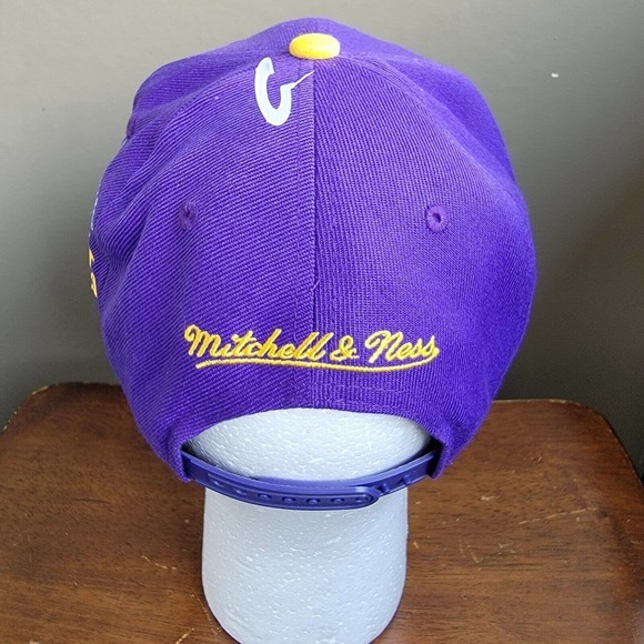 Mitchell & Ness Los Angeles Lakers Patch Overload Snapback Purple Yellow NWT - Picture 4 of 9